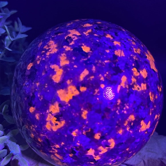 Large Yooperlite Sphere Crystal 67mm - Picture 2 of 6